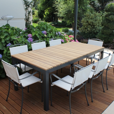 Garden tables and chairs in modern aluminium and teak 