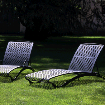 Chaises longues et bains de sol en fer